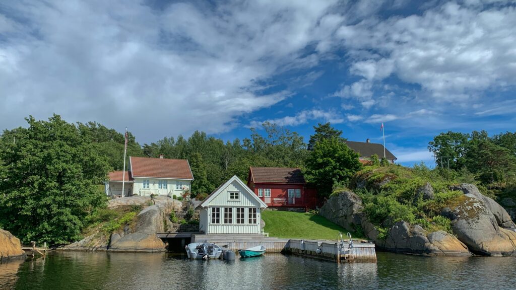 Cabañas junto al mar con muelle y botes